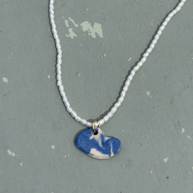 Collier perles d’eau douce & pendentif céramique bleu nuage