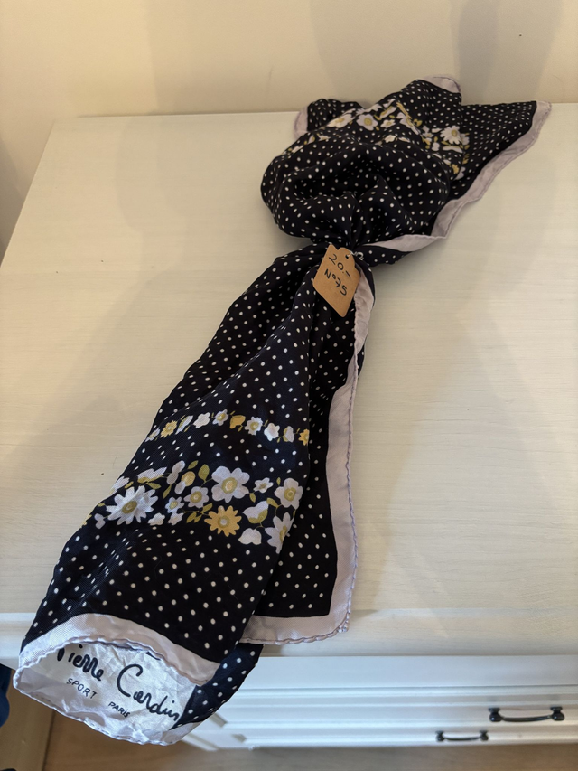 Foulard Pierre Cardin bleu à points et fleurs (75)