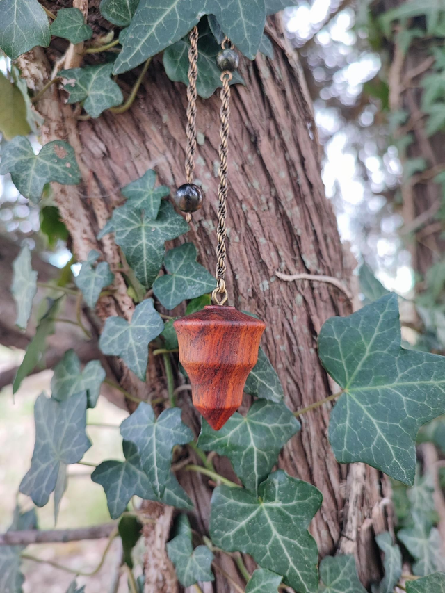Pendule en Bois de Madré Cacao et Chaînette en Laiton vieilli 