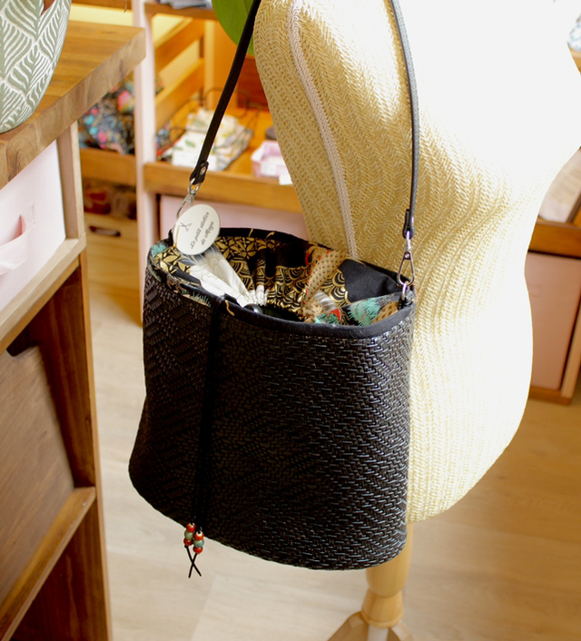 Sac sceau en simili cuir noir tressé / Le petit atelier de Maya