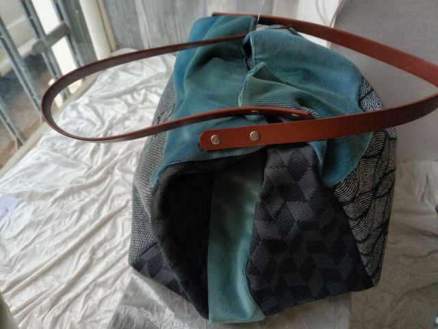 Grand sac cabas cube fait main harmonie bleue et grise velours multi matières