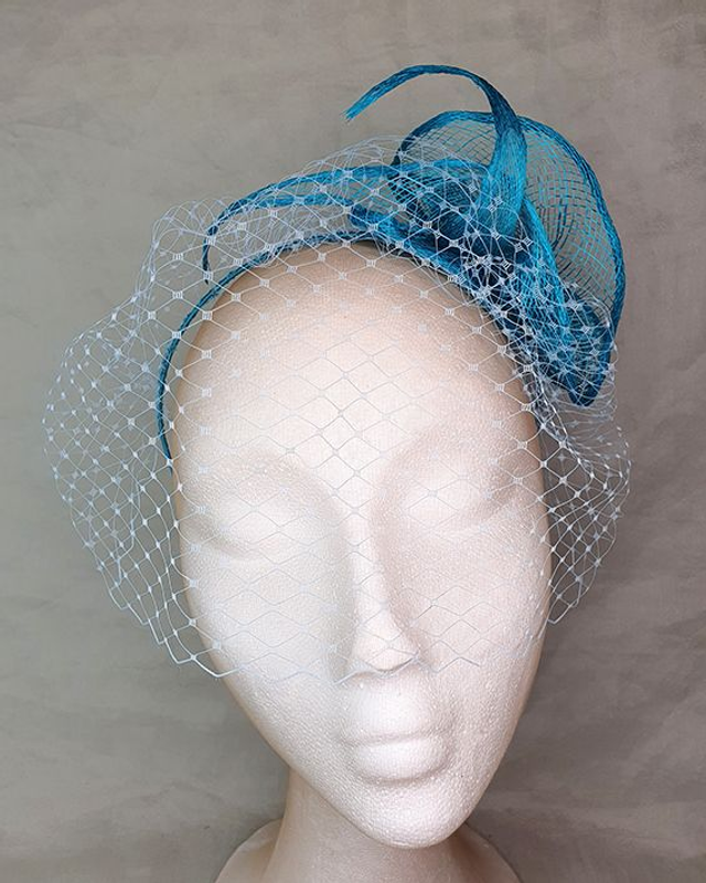 Iris tocado etéreo sinamay turquesa con velo