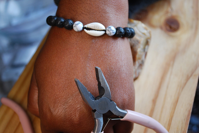 Bracelet pierre de lave avec coquillage