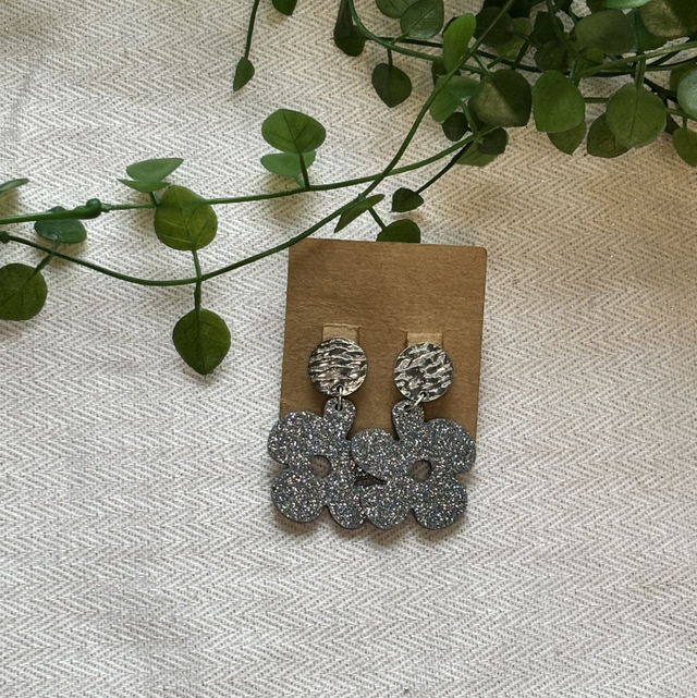 Boucles d’oreilles résine argentées à paillettes 