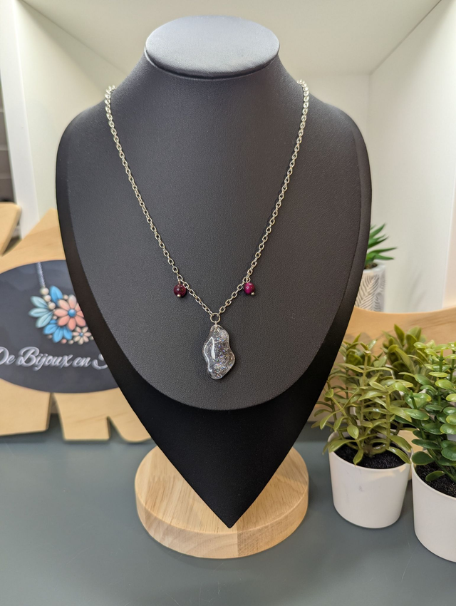 Collier mi long avec une chaine de couleur argent, un pendentif en résine noire et gris pailleté et des perles naturelles rose. 