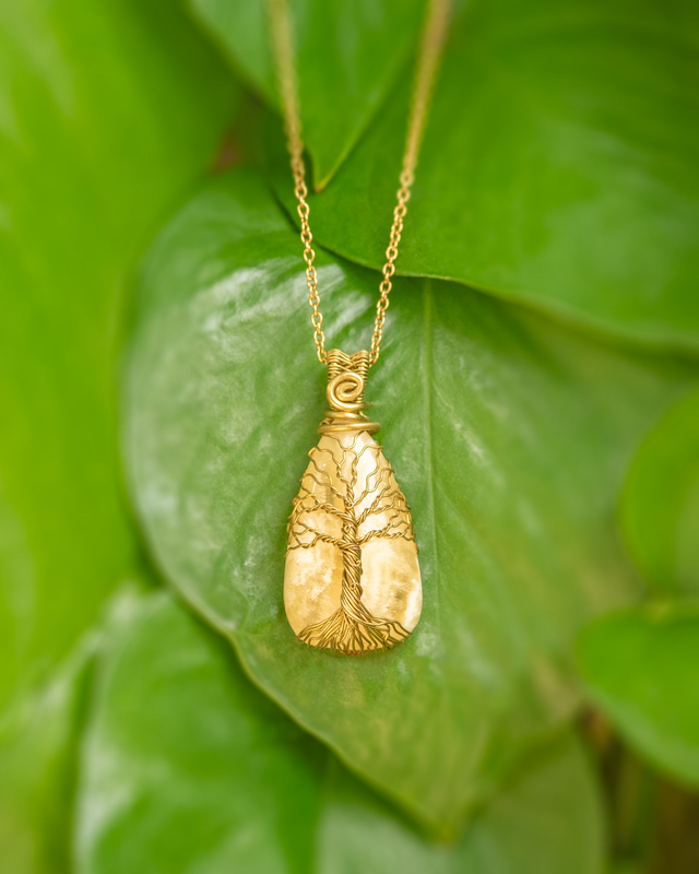 Keltainen aragoniitti ja koivu