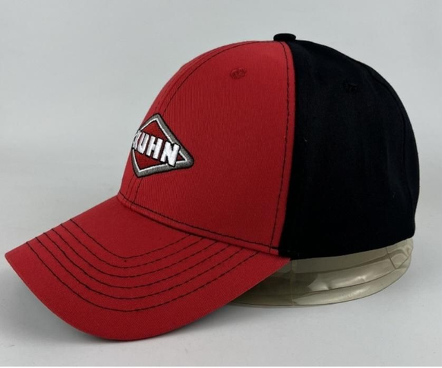 Casquette à visière, réglable, avec logo KUHN brodé. Boucle arrière embossée du logo KUHN. 987