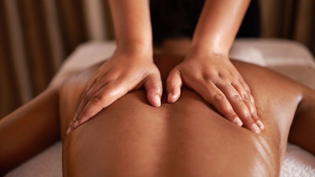 Massage traditionnel aux huiles essentielles