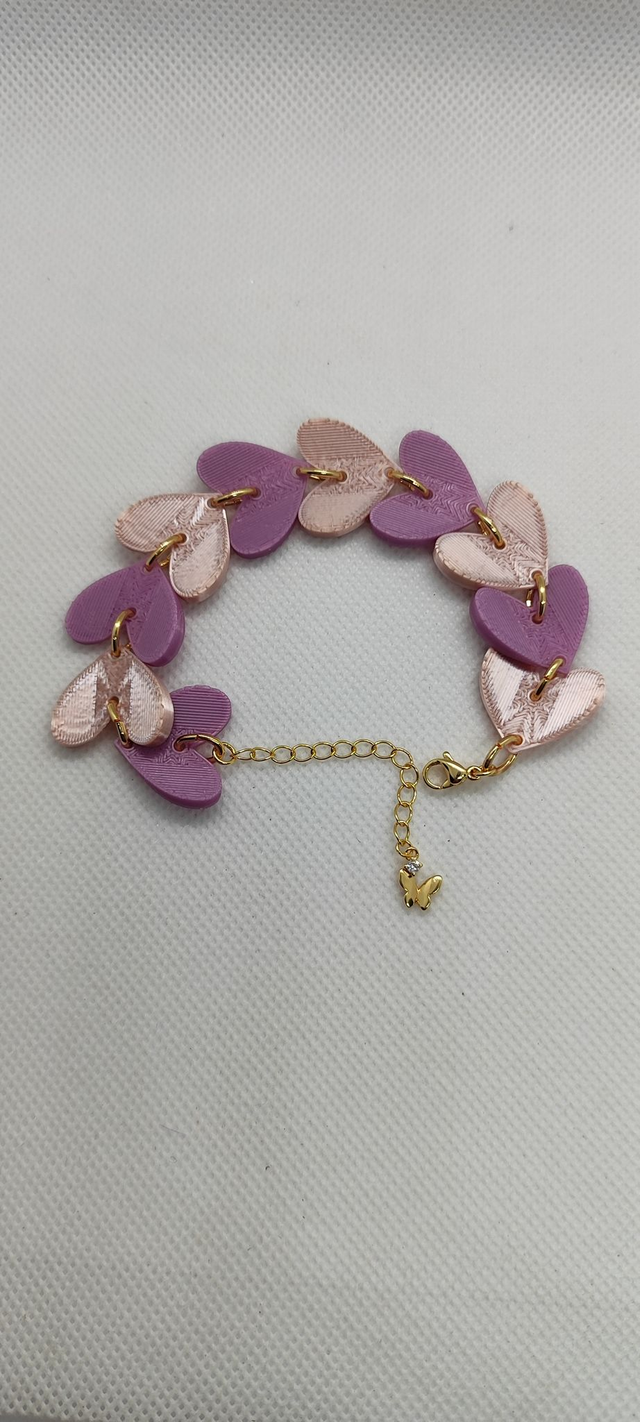 Pulsera de Corazones en Cascada | Ligera y Ajustable | Diseño Sostenible con Charm de Mariposa