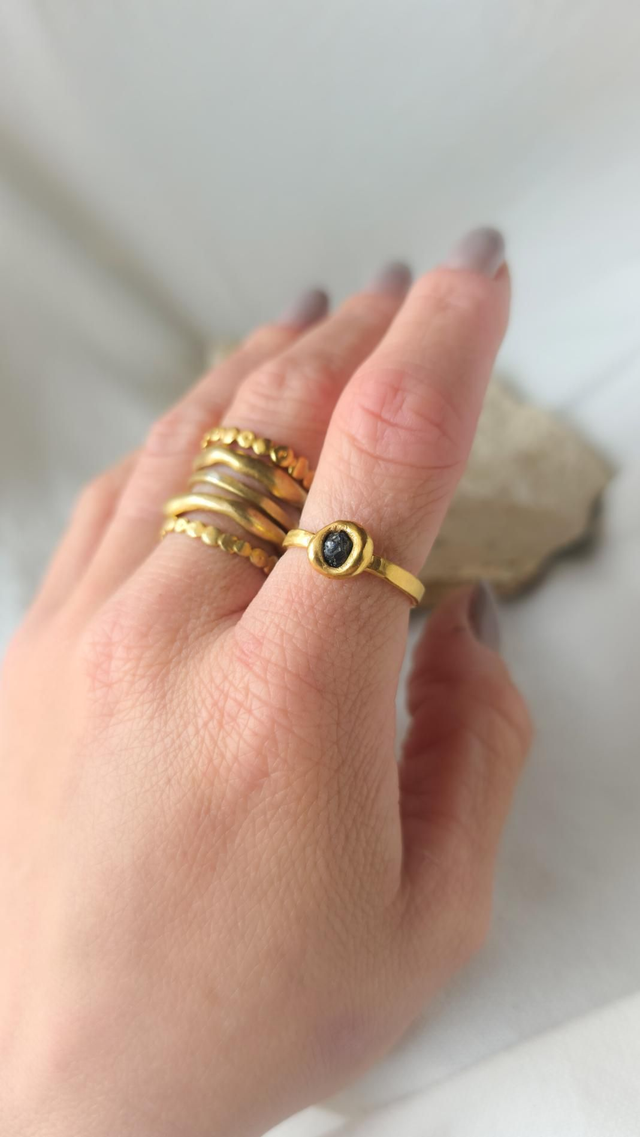 Anel com Safira Azul em Bruto