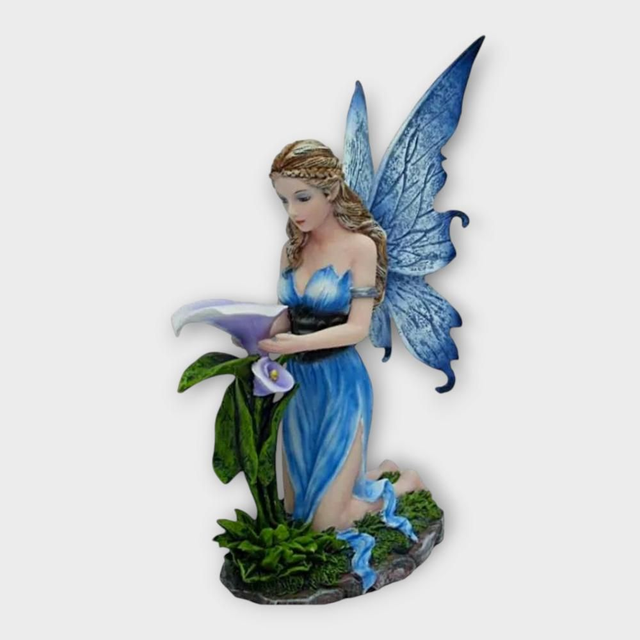 fée bleue agenouillée près d’une fleur 