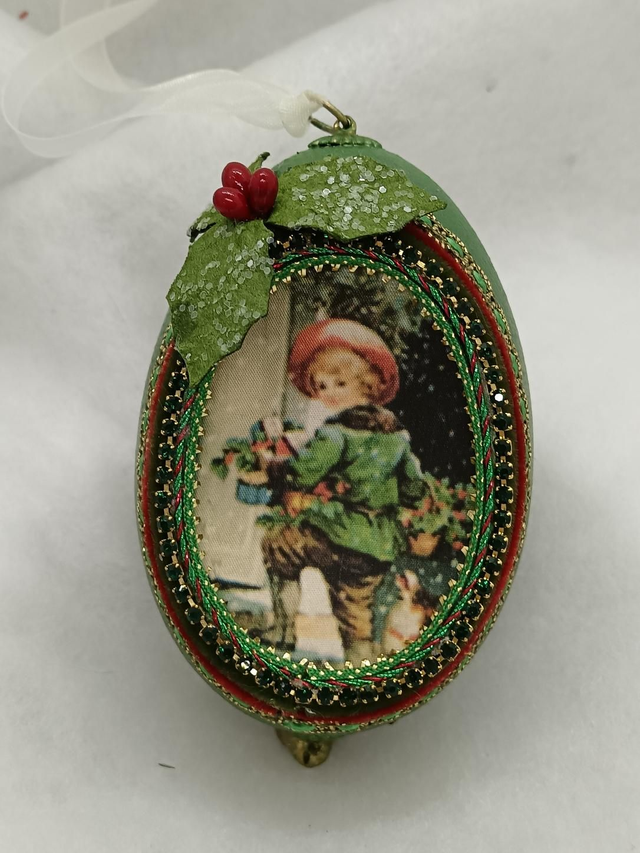 Green holly Goose egg with a silk print 