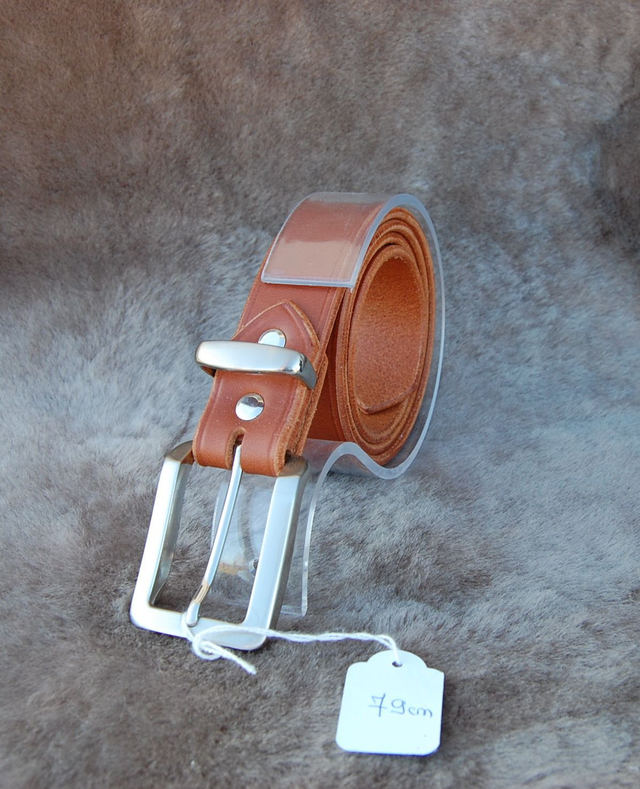 Ceintures en cuir croupon de vache ou de buffle tannage végétal en 30 mm de large marron clair