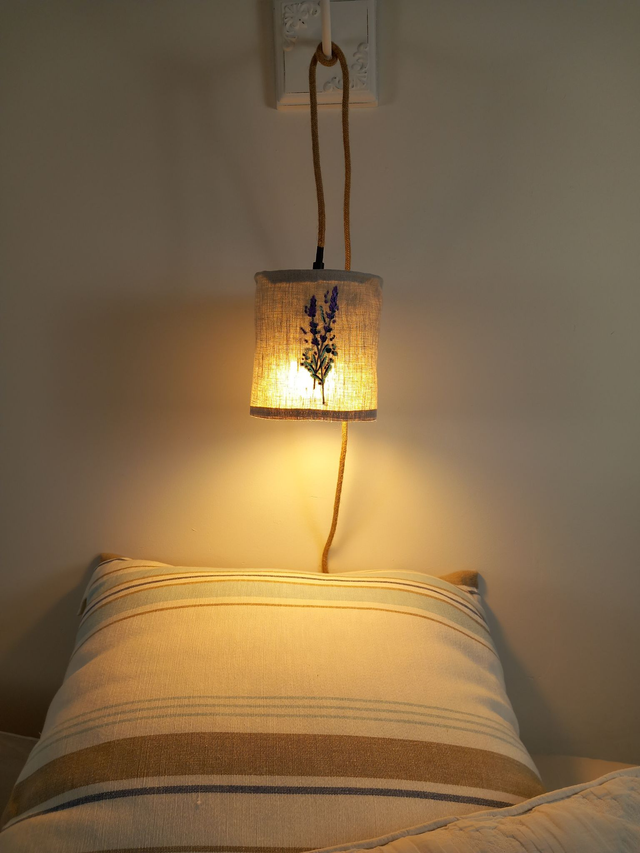 Abat-jour lampe baladeuse en lin brodé , broderie fleurs de Lavande diamètre 15 cm.