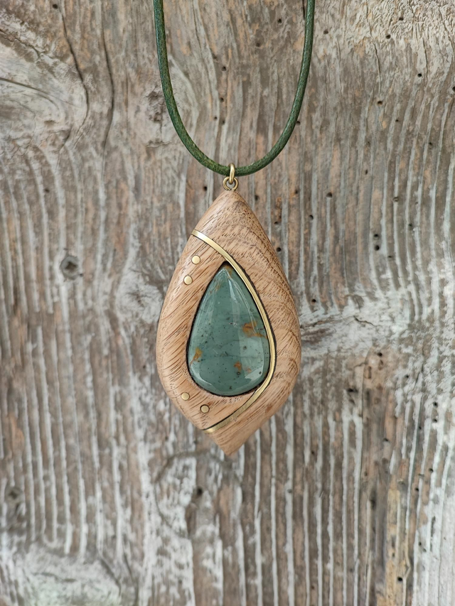 Pendentif en Bois de Chêne, Jaspe, Laiton et Cordon Cuir