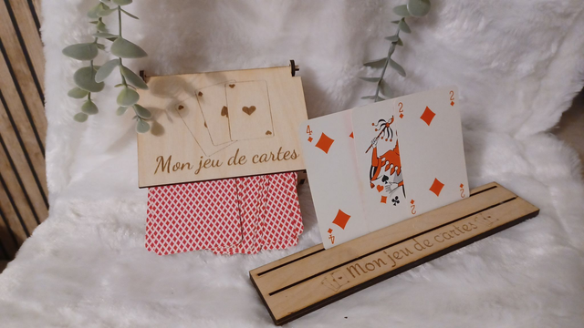 Coffret Cadeau Jeu de Cartes – Boîte en Bois + 2 Supports Personnalisés