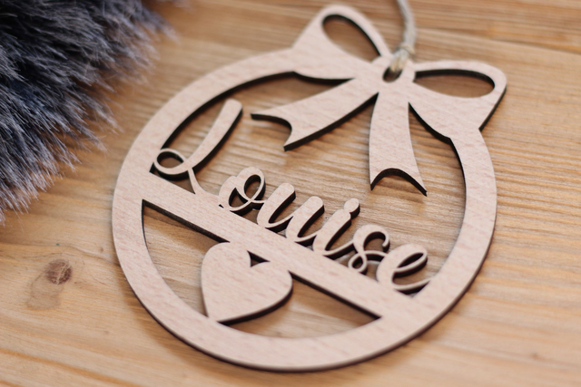 Boule de Noël personnalisée en bois massif - Prénom en découpe