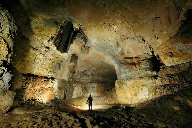Cueva de Coquisera entrance passage, by Sam Davis Photographer (2)