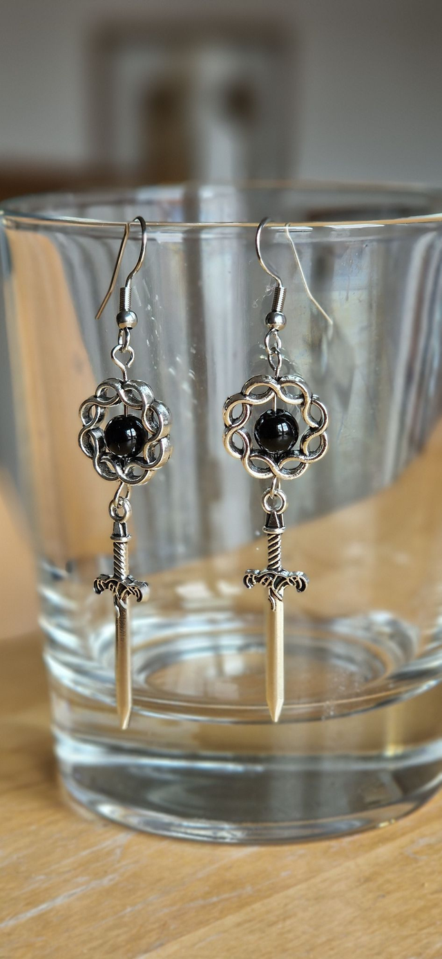 Ohrringe mit Schwertern und Onyx  Ohrschmuck, Edelsteine