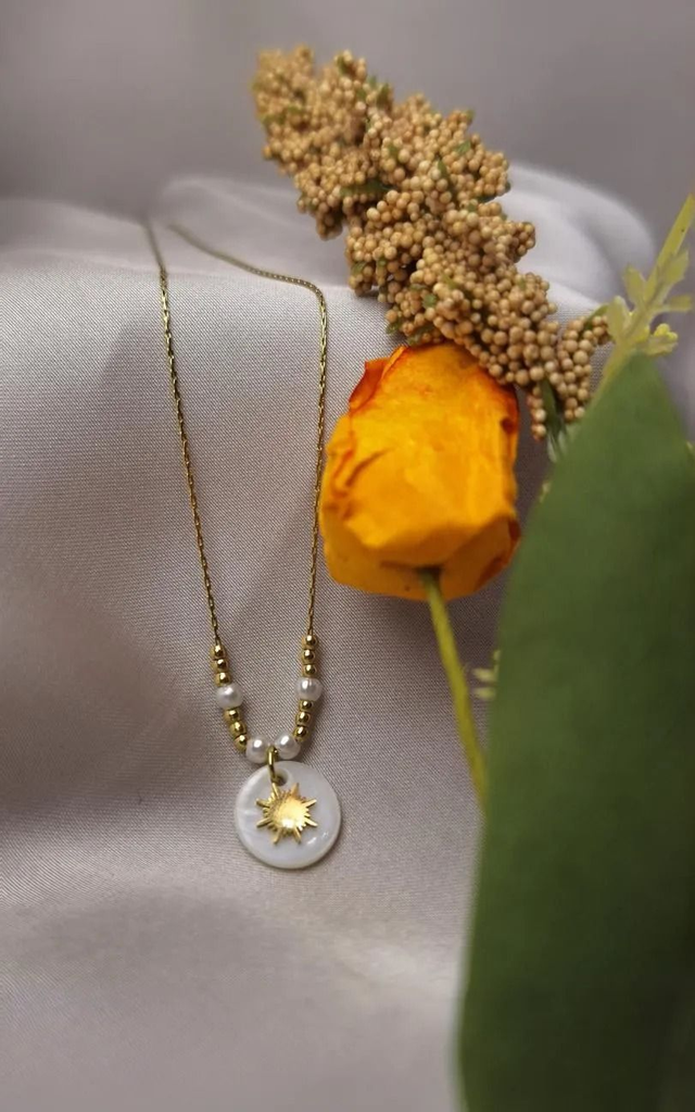 Collier soleil sur nacre