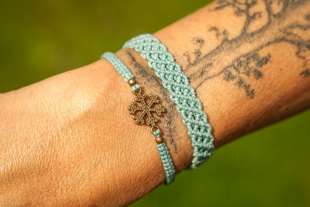 Bracelet en micro-macramé vert d'eau et pendentif flocon de neige