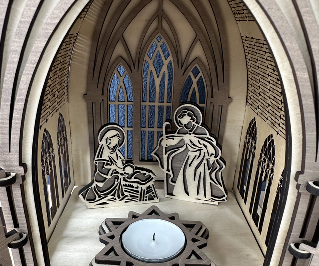 Crèche en bois – Forme cathédrale