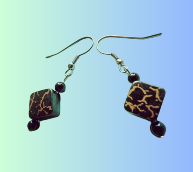 A Boucles d'Oreille Noir et Or
