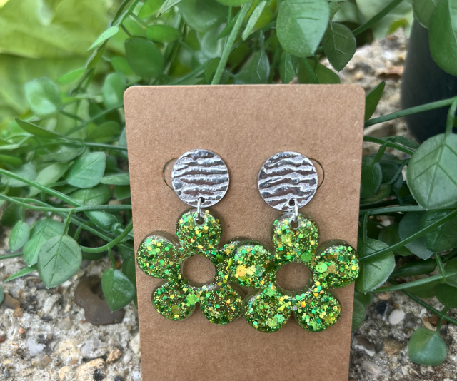 Boucles d’oreilles résine vert et argenté à paillettes 