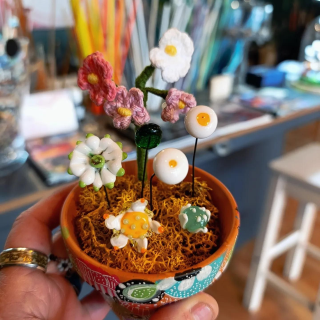 Jardins fleurs au crochet, fleurs en verre. Dessin unique sur chaque pot 