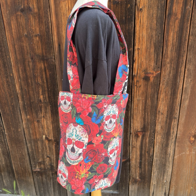 Tote bag gros crâne sur fond rouge 