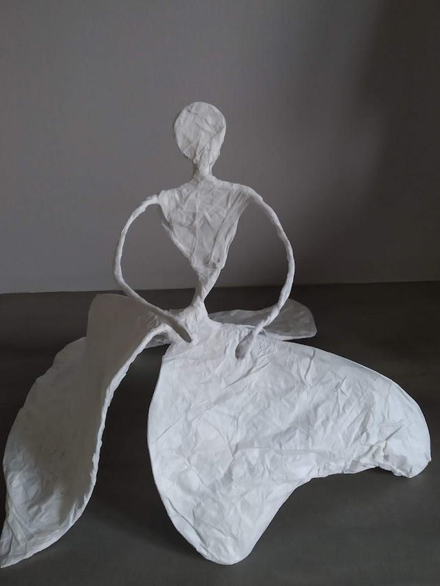 DANSEUSE EN TROBE BLANCHE, fait main en papier mâché et papier de soie, 24 cm de haut,