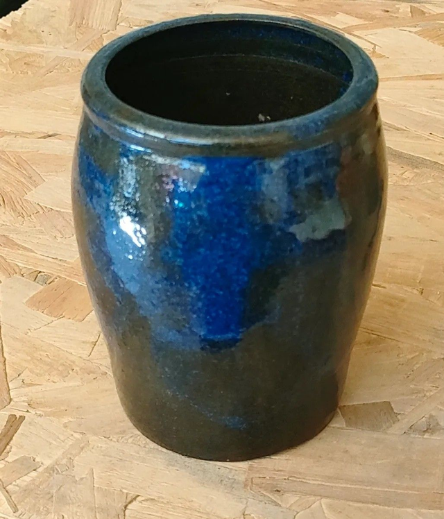 🔵 Vase droit galbé – Bleu profond &amp; reflets sombres