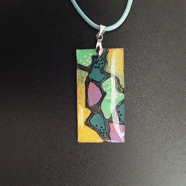 Pendentif petit rectangle-fond transparent-décor multicolore jaune vert rose et bleu sombre
