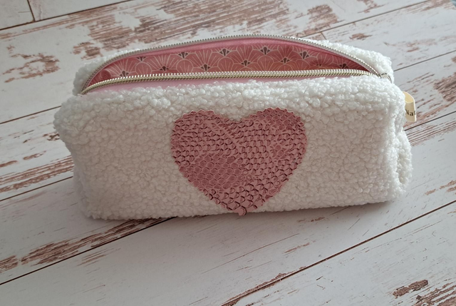Trousse moumoute blanche à cœur rose