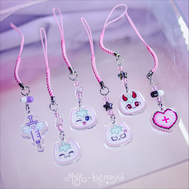 Strap de téléphone chat fraise, seringue, coeur