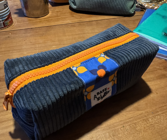 Trousse Aurore Dupin velours bleu nuit et tissus graphique 