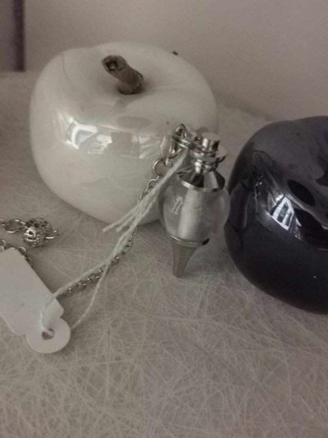 Pendule en quartz clair avec sphère interchangeable