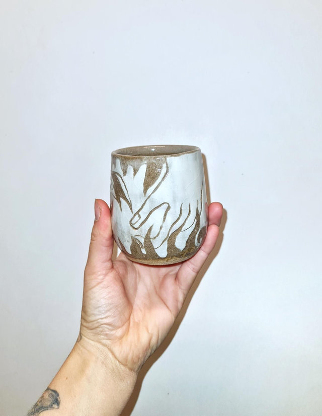 Tasse à café offrir et cueillir des flammes