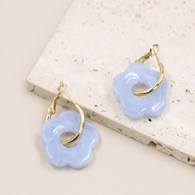 Boucles d’oreilles fleurs bleu pastel 