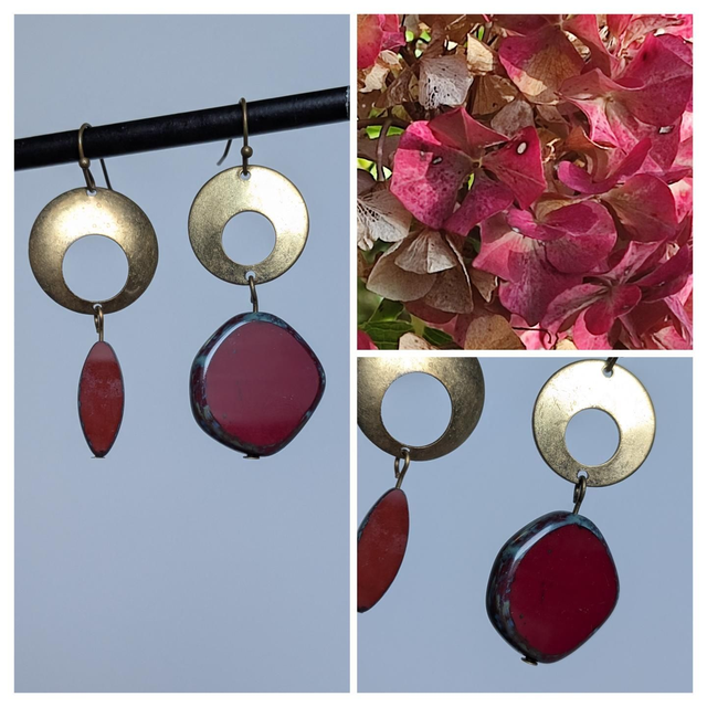 Asymétrie pour ces boucles originales rouge brique en laiton bronze -sans nickel, pièce unique 