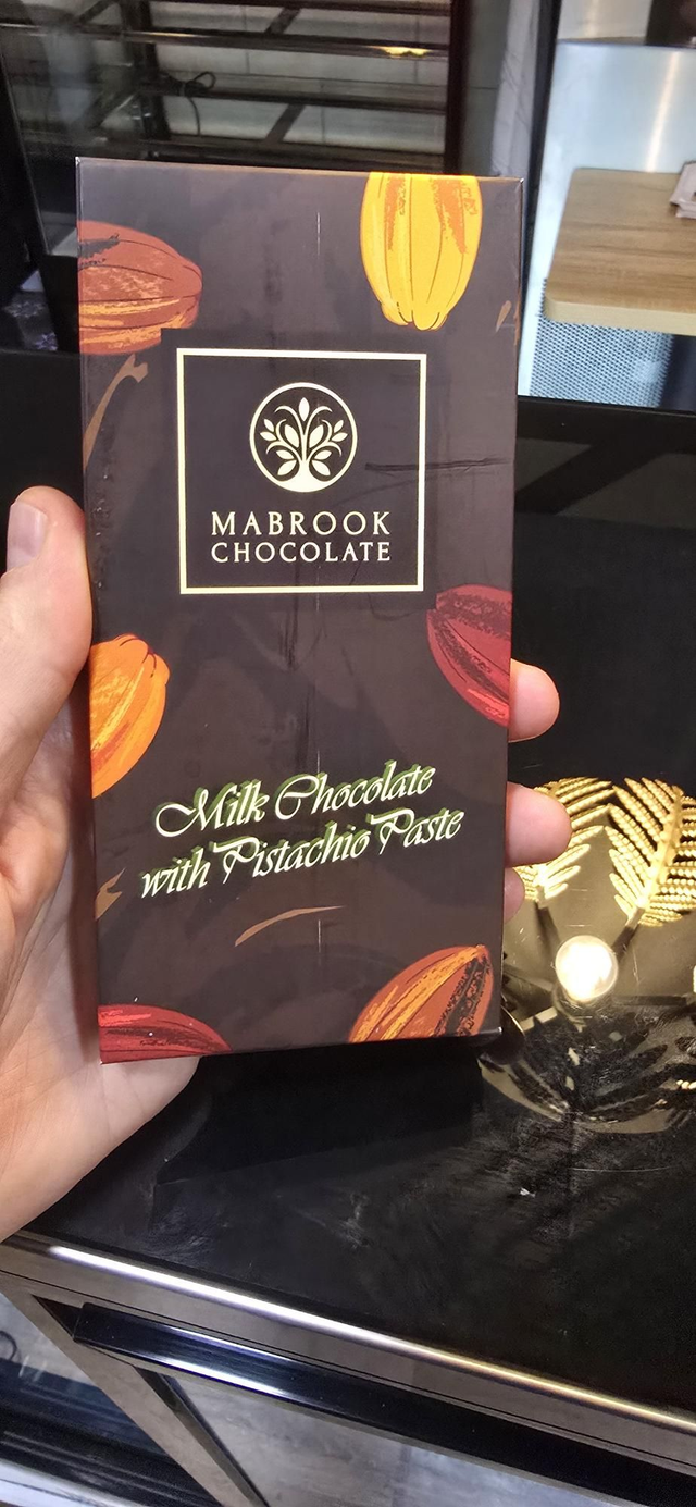 Milk chocolate bar with pistachio paste 