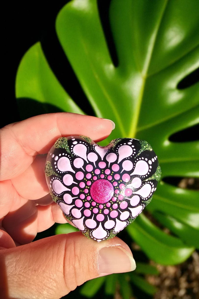Petit coeur mandala en pointillisme rose et vert pailleté, méditation ou décoration, pierre de relaxation