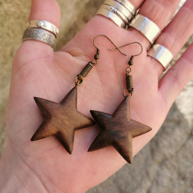 Boucles d'Oreilles Étoile en Bois de Noyer Noir et Laiton vieilli 