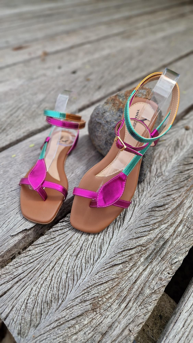 🌈 Rainbow Vibes – La sandale qui met du pep’s dans tes looks ! 🌈