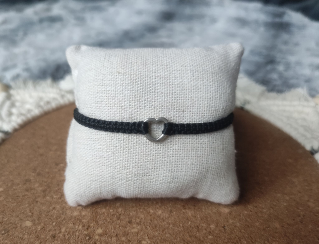Bracelet noir avec coeur argenté