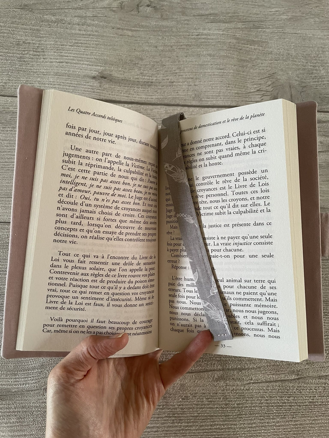 🌙Couvre-livre en tissu – Motif Plumes blanches