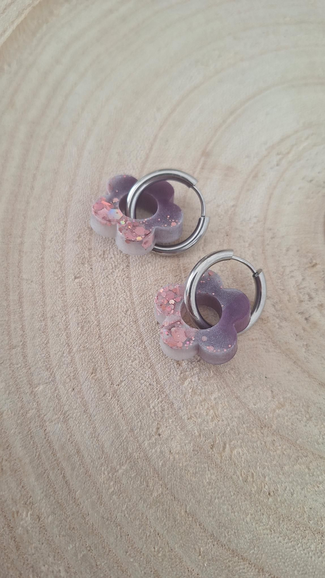 Boucles d'oreilles créoles argentées fleurs violettes/blanches/paillettes roses