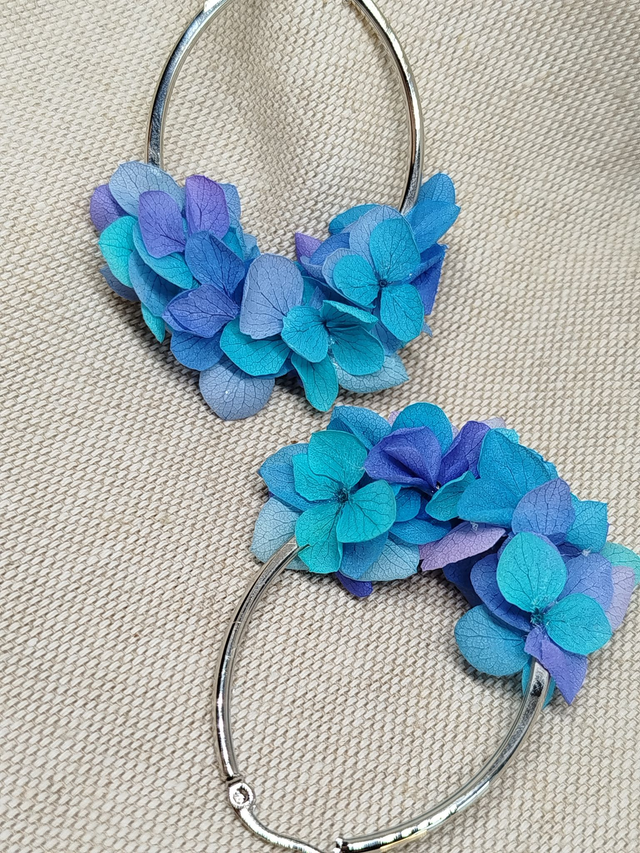 Créoles Lily en fleurs naturelles coloris bleu