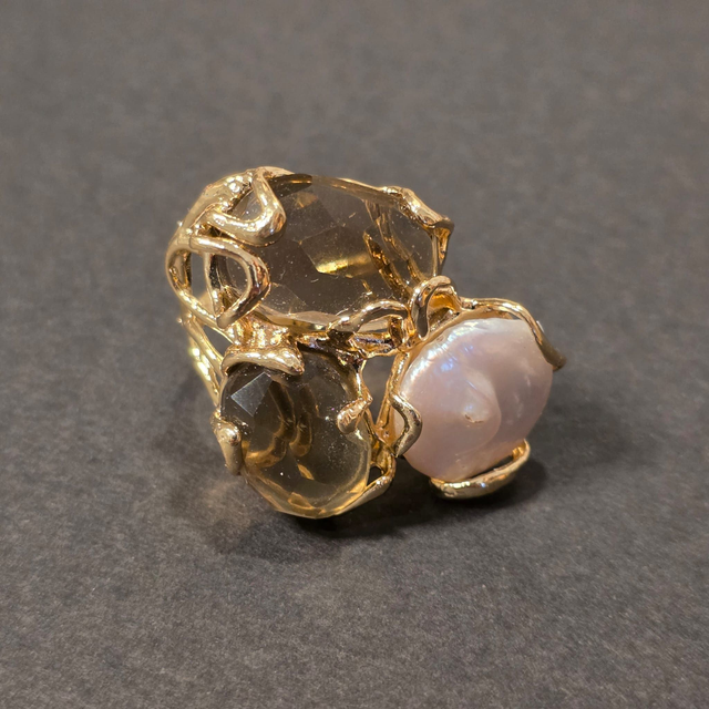 Anello in filo di bronzo placcato oro 24k, con Cristallo di quarzo fumèe e perla