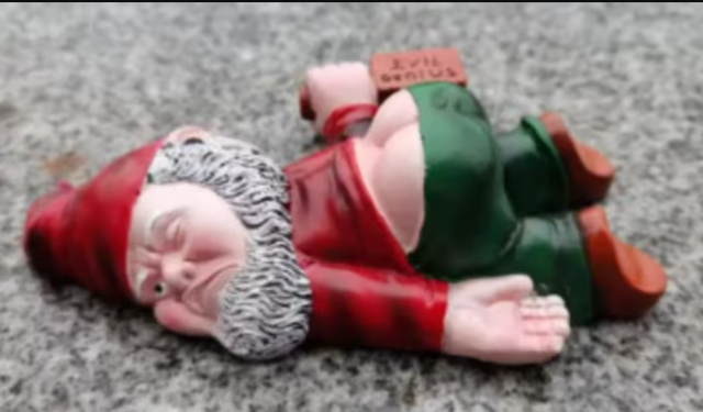 Prachtig tuinbeeldje Dronken Tuinkabouter rood (15cm)